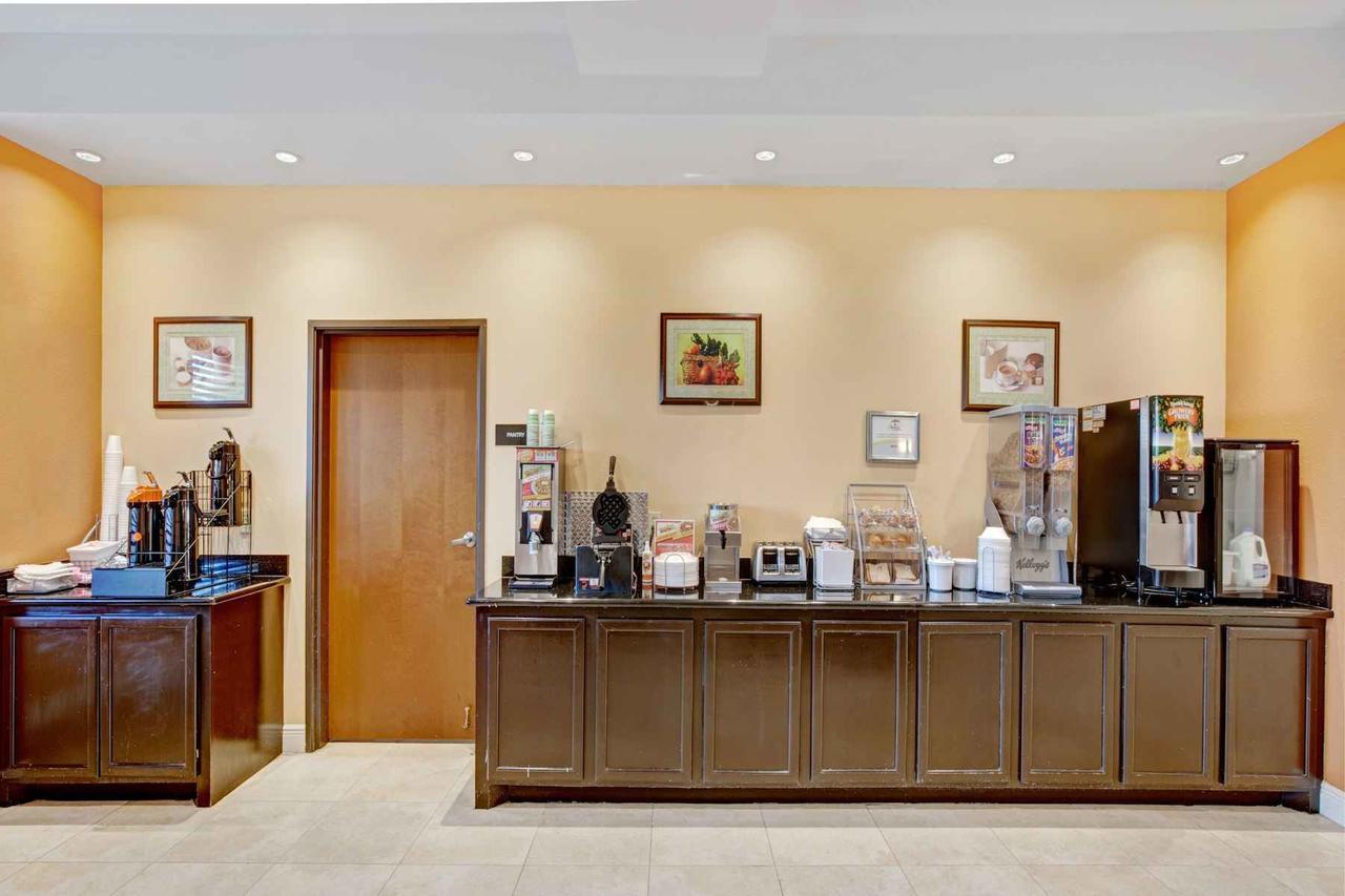 Super 8 By Wyndham Laporte เลอพอร์ต ภายนอก รูปภาพ