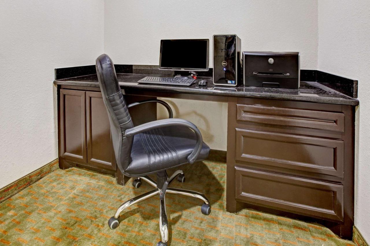 Super 8 By Wyndham Laporte เลอพอร์ต ภายนอก รูปภาพ