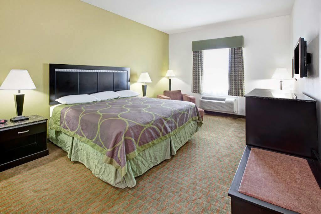 Super 8 By Wyndham Laporte เลอพอร์ต ภายนอก รูปภาพ